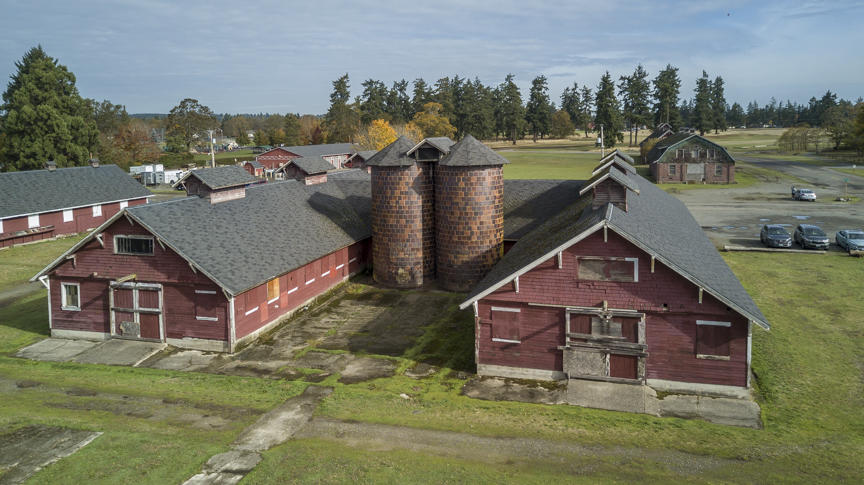 photo of barns in Fort Steilacoom Park